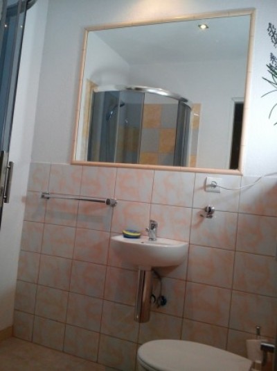 Fotografia przedstawia łazienkę w pokoju Willa SŁONECZKO