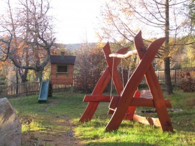 Dzieci chętnie spędzają czas w miejscach takich jak ten plac zabaw pokoju Willa SŁONECZKO - Karpacz, ul. Karkonoska 47.