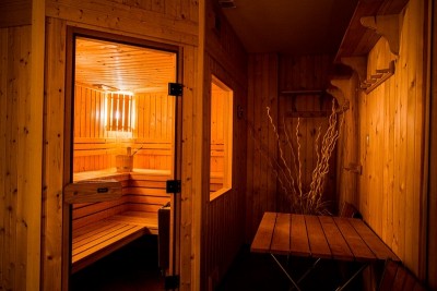 Jeśli chodzi o pokój z własną sauną w górach, to jak widać na niniejszym zdjęciu, Pensjonat ZŁOTY WIDOK w Karpaczu będzie niezłym wyborem.