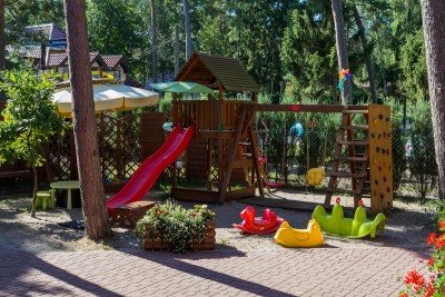 Zdjęcie prezentujące to, co przygotowano dla dzieci na czas pobytu w Pobierowie na placu zabaw domku letniskowego Domki SOLEI.
