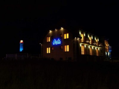 Zdjęcie nocne ilustrujące wieczorną prezencję pensjonatu Villa Avena w Niechorzu.