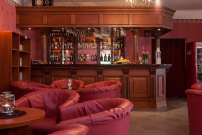 Poglądowe zdjęcie prezentujące drink bar, jaki mają do dyspozycji odpoczywający w Rewalu goście resortu Bałtyk.