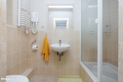 W pensjonacie Willa STUDIO w Rewalu można skorzystać z łazienki przedstawionej na fotografii