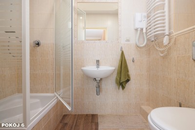 Tak prezentuje się łazienka w pensjonacie Willa STUDIO (ul. Słoneczna 1, 72-344 Rewal)