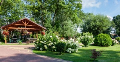 Na zdjęciu przedstawiony jest ogród przy ośrodku wczasowym Ośrodek Wczasowy BUMERANG w Rewalu