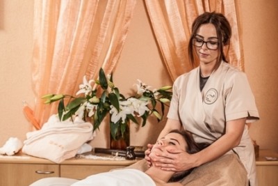 Strefa relaksu pokoju Villa DEL MAR z Niechorza pozwala wypoczywającym gościom na skorzystanie z masażu. Pomorze Zachodnie