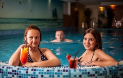 W pokoju Villa DEL MAR turyści mogą bardzo swobodnie korzystać z dobrodziejstw miejscowego basenu (ul. Szczecińska 11 w Niechorzu).