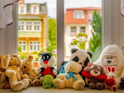 Dzieci chętnie spędzają czas w miejscach takich jak ten plac zabaw willi Willa Sudety - Kudowa-Zdrój, ul. Zdrojowa 43.