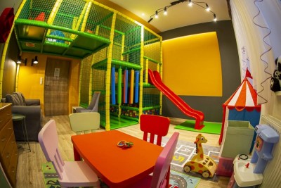 Zdjęcie ma na celu pokazanie możliwości, jakie przed dziećmi otwierają się w pokoju zabaw - willa Willa Sudety w Kudowie-Zdroju.