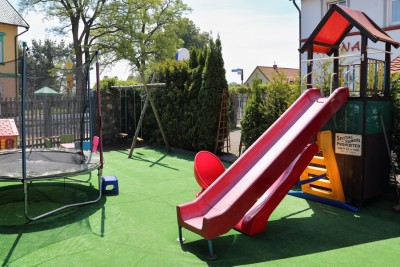 Dzieci chętnie spędzają czas w miejscach takich jak ten plac zabaw pokoju Wczasowisko SYRENA - Niechorze, ul. Parkowa 1.