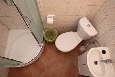 Zdjęcie przedstawia łazienkę w pokoju Wczasowisko SYRENA