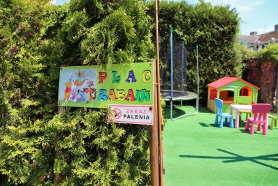 Coś dla dzieci od pokoju Wczasowisko SYRENA, czyli plac zabaw znajdujący się na terenie obiektu z Niechorza (ul. Parkowa 1).