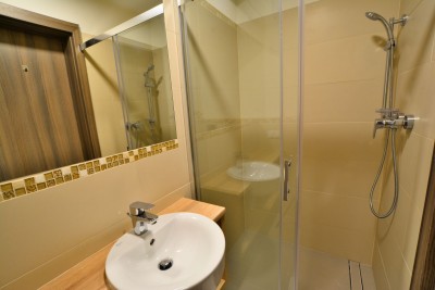 W pokoju Dom Wczasowy KORAL w Niechorzu można skorzystać z łazienki przedstawionej na fotce