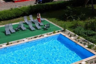 Własny basen to niewątpliwie spora atrakcja, którą swoim gościom zapewniają gospodarze ośrodka wczasowego Gryf z Międzywodzia.