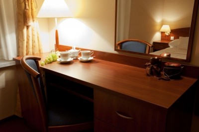 Na biurku zawsze jest miejsce na parę przydatnych rzeczy. Foto z pokoju MORSKA FALA pokoje apartamenty domki, Pobierowo.