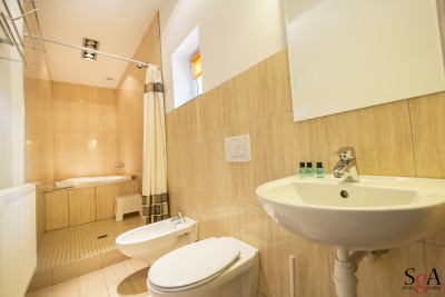 Po całym dniu pełnym atrakcji w Pobierowie można odświeżyć się w takiej oto łazience w pokoju MORSKA FALA pokoje apartamenty domki