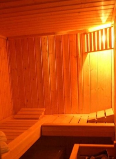 Wypoczynek w saunie to bardzo kusząca możliwość, jaką od ręki dostają turyści w domku letniskowym MORSKA FALA pokoje apartamenty domki (Pobierowo, ul. Łódzka 12).