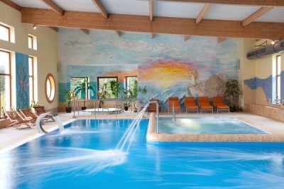 Własny basen to niewątpliwie spora atrakcja, którą swoim gościom zapewniają gospodarze hotelu JANTAR SPA z Niechorza.