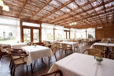 Atmosfera w restauracji to jeden z atutów hotelu JANTAR SPA - Niechorze, ul. Bursztynowa 31.