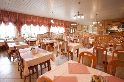 Stylowe wnętrza restauracji, która funkcjonuje w Niechorzu w ramach obiektu JANTAR SPA z kategorii hotele, w regionie. Pomorze Zachodnie