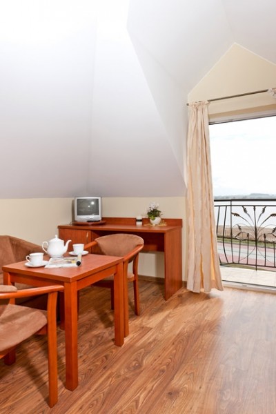 Pokój z balkonem - takie też posiada VILLA LIVIA. Pokój nad morzem w Niechorzu.