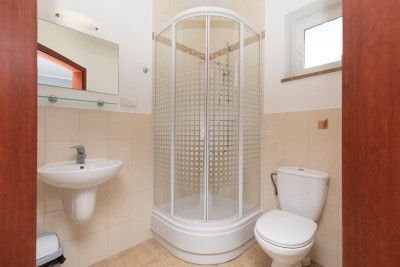 Na fotografii przedstawiona jest łazienka w pokoju VILLA LIVIA nad morzem