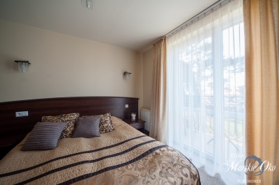 Zdjęcie przedstawia spanie małżeńskie w pokoju - Villa MORSKIE OKO | Niechorze (wypoczywaj nad morzem) 