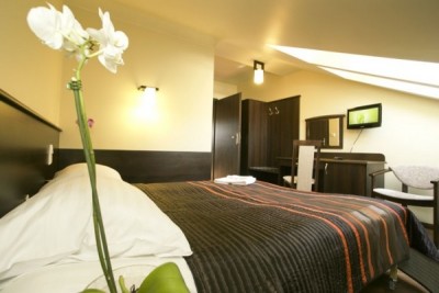 Zdjęcie przedstawia łóżko małżeńskie w pokoju - Villa MORSKIE OKO | Niechorze (wypoczywaj nad morzem) 