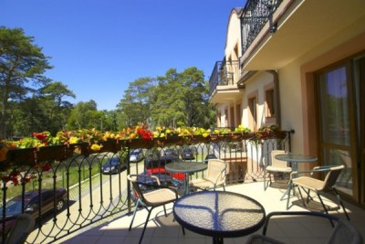 W pensjonacie Villa MORSKIE OKO można wybrać pokój z balkonem. Zdjęcie obiektu nad morzem pochodzące z Niechorza.