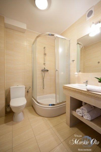 W pensjonacie Villa MORSKIE OKO w Niechorzu można skorzystać z łazienki przedstawionej na fotografii