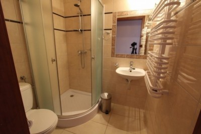 W pokoju Pensjonat EUROBAŁTYK w Rewalu można skorzystać z łazienki przedstawionej na fotce