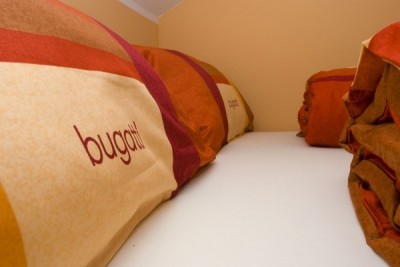 Fotografia przedstawia łóżko w pokoju - EUROBAŁTYK Pokoje i Domki | Rewal (wypoczywaj nad morzem) 