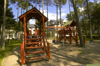 LEŚNY DWÓR to ośrodek wczasowy w Pogorzelicy, a na terenie obiektu nad morzem znajduje się taki oto dziecięcy plac zabaw.
