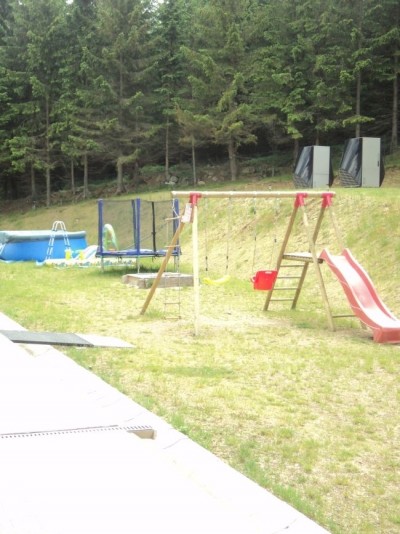Rezydencja AS to pokój w Karpaczu, a na terenie obiektu w górach znajduje się taki oto dziecięcy plac zabaw.