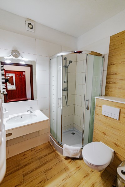 Po całym dniu pełnym atrakcji w Trzęsaczu można odświeżyć się w takiej oto łazience w pensjonacie PANORAMA SPA