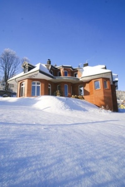 Fotografia z Karpacza, pokazująca pokój Willa ARCHITEKT w wyjątkowej, zimowej scenerii.