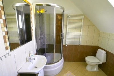 Po całym dniu pełnym atrakcji w Karpaczu można odświeżyć się w takiej oto łazience w pokoju Willa ARCHITEKT
