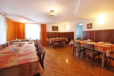 Stylowe wnętrza restauracji, która funkcjonuje w Karpaczu w ramach obiektu Ośrodek KAMIEŃCZYK z kategorii pokoje, w regionie. Karkonosze