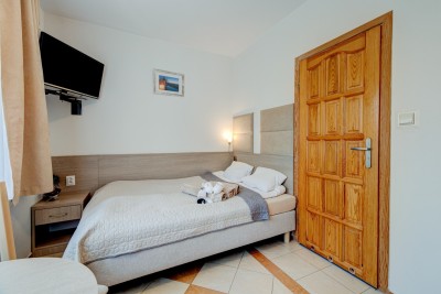 Fotografia przedstawia łóżko w pokoju Ambre Mare