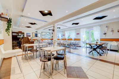 Atmosfera w restauracji to jeden z atutów pokoju Ambre Mare - Pobierowo, ul. Zgody 19.