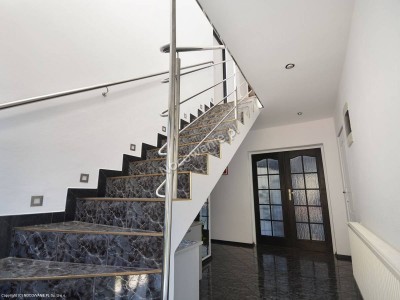 Dom Gościnny KINGA - po schodach na pięterko w pensjonacie. Adres obiektu: ul. Biała 1 w Rewalu.