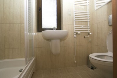 Po całym dniu pełnym atrakcji w Pobierowie można odświeżyć się w takiej oto łazience w domku letniskowym DOMKI PEDRO