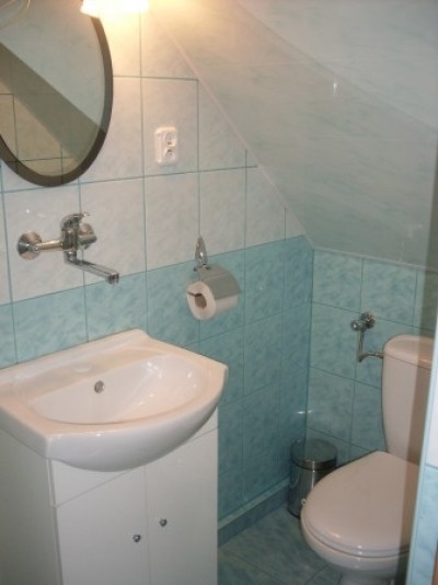 Fotografia przedstawia łazienkę w willi MAGDALENA