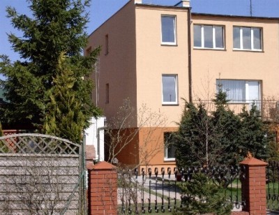 Wygląd zewnętrzny obiektu (ul. Rybacka 14) zapowiada udany pobyt w pensjonacie U Zbyszka w Rewalu.