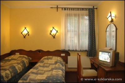 Na zdjęciu przedstawiony jest pokój w hotelu Agat (ul. 1 Maja 11, 58-580 Szklarska Poręba, woj. dolnośląskie)