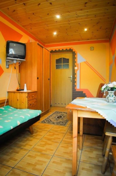 Na zdjęciu przedstawiony jest pokój w domku letniskowym MEWA w którym będziecie mogli Państwo się zatrzymać podczas pobytu w Pogorzelicy