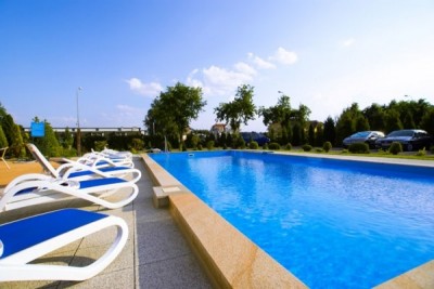W pensjonacie ELDORADO. Zdjęcie prezentujące nieckę basenową i jej najbliższe otoczenie - Rewal.
