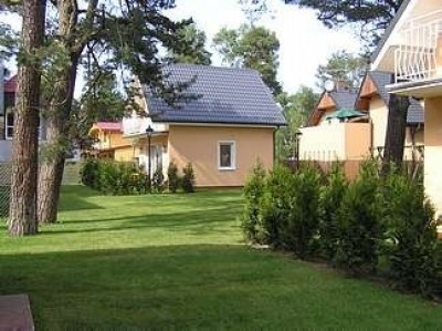Widok na ogród, jakim dysponuje domek letniskowy DOMKI LETNISKOWE LIWIA(ul. Wolska 15, Niechorze|nad morzem|zachodniopomorskie)