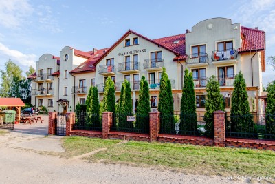 Budynek pensjonatu GĄSIOROWSKI z Rewala sfotografowany od strony zewnętrznej.