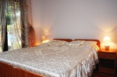 Fotografia przedstawia łóżko małżeńskie w pokoju - Dom Gościnny SELENYA | Pobierowo (wypoczywaj nad morzem) 